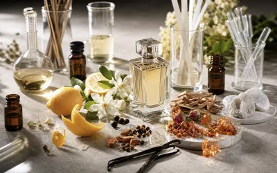 Frascos e ingredientes de perfumes orientales y acordes ambarados